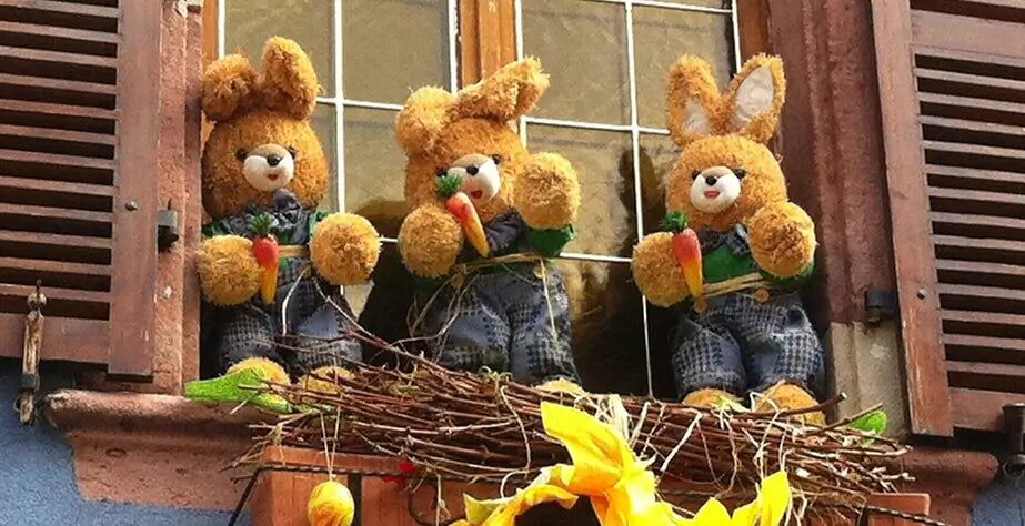 Le 10 migliori Plüschtiere individuali a Ostern- Kleines Plüschkaninchen, das eine Karotte auf der Fensterbank hält